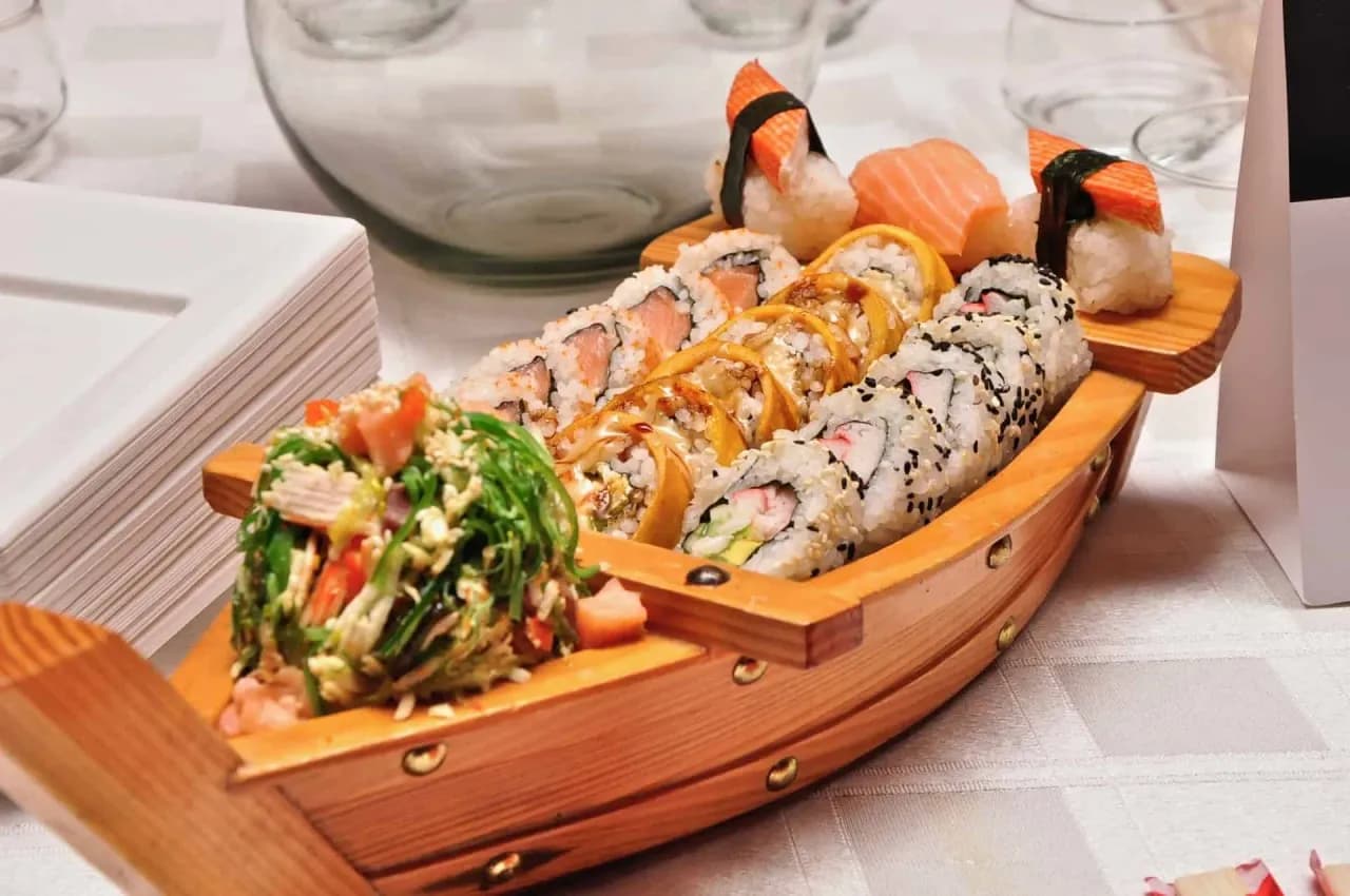 Sushi z jakiego kraju pochodzi? Niespodziewane fakty o jego historii