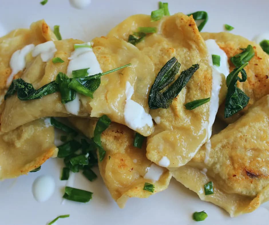 Najlepszy przepis na pierogi z bryndzą i boczkiem, które zachwycą