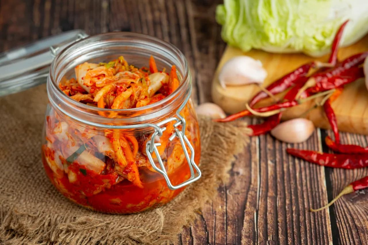 Z czym jeść kimchi? Odkryj najlepsze połączenia smakowe!