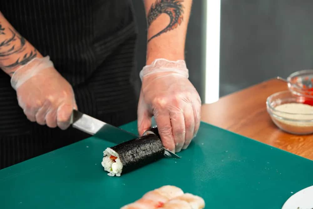 Jak kroić sushi perfekcyjnie, aby uniknąć uszkodzeń rolek