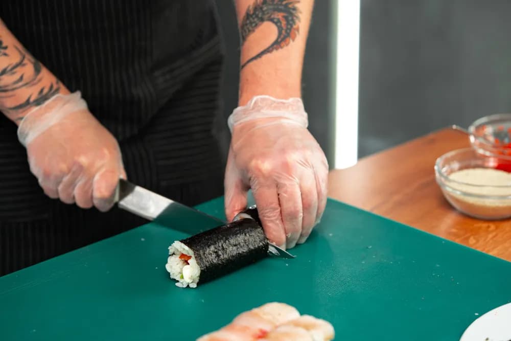 Jak kroić sushi perfekcyjnie, aby uniknąć uszkodzeń rolek
