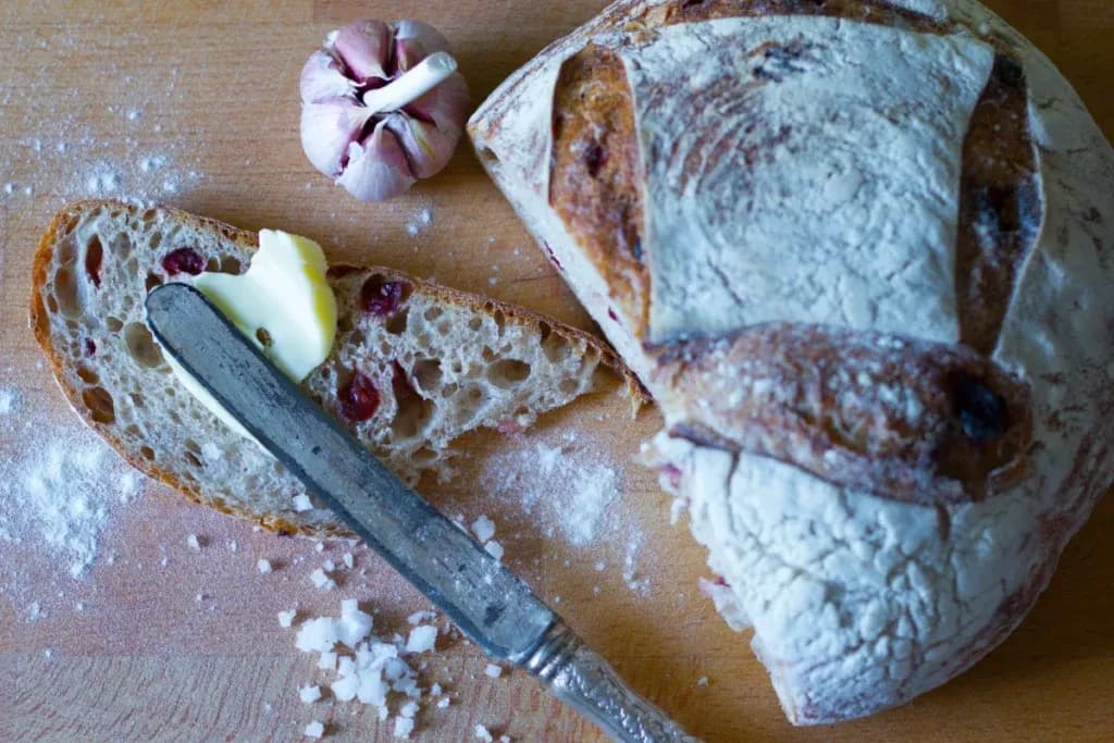 Ile kalorii ma kromka chleba z masłem? Zaskakujące wartości odżywcze