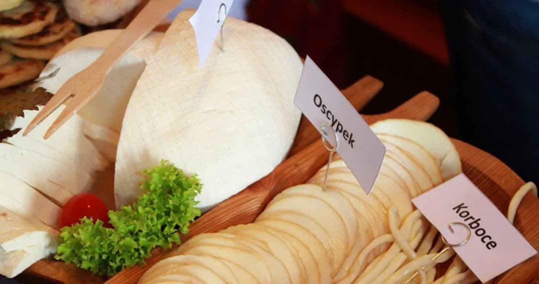 Bryndza a oscypek: Kluczowe różnice, które musisz znać