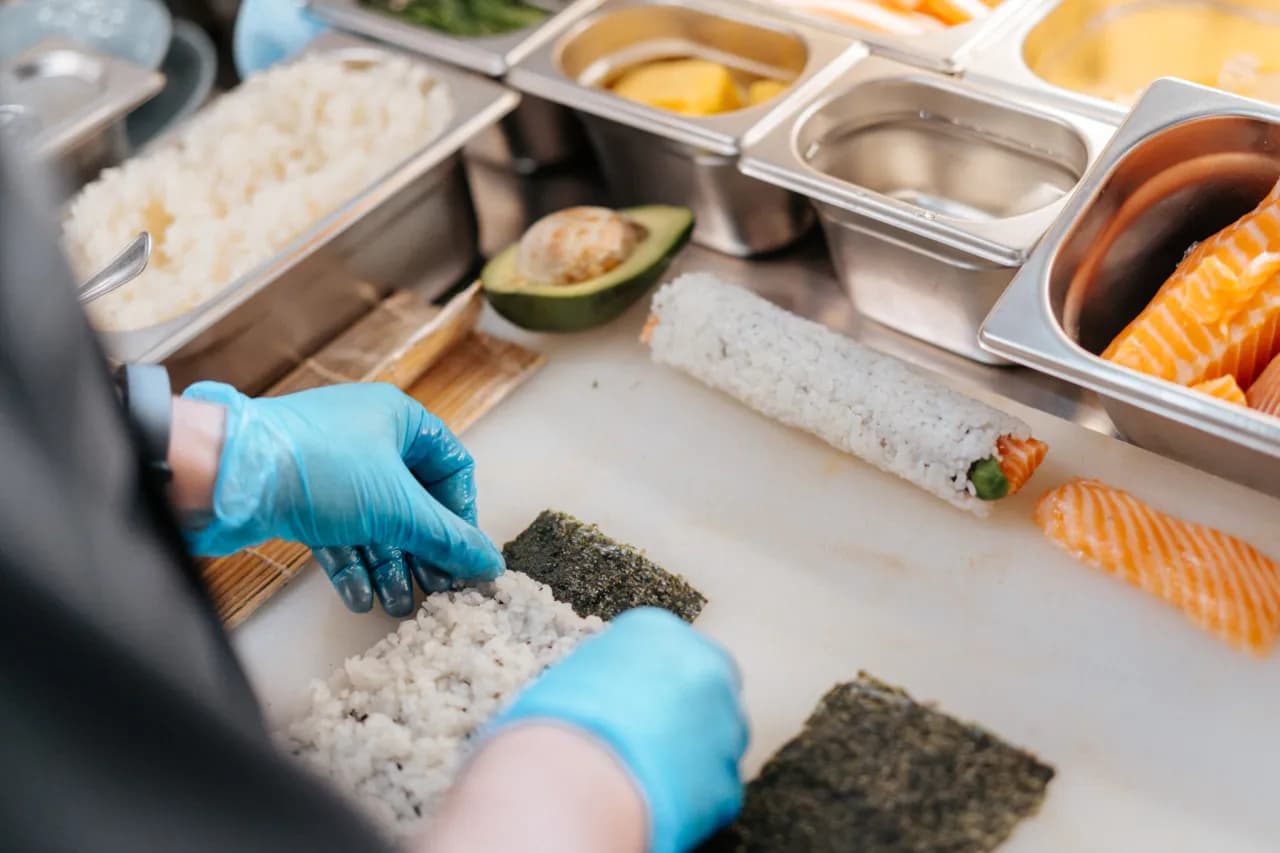 Co potrzeba do zrobienia sushi w domu? Proste składniki i akcesoria