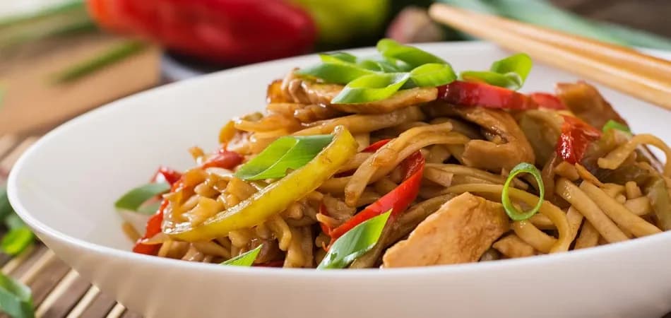Jak zrobić pad thai w domu – prosty przepis, który zachwyci smakami