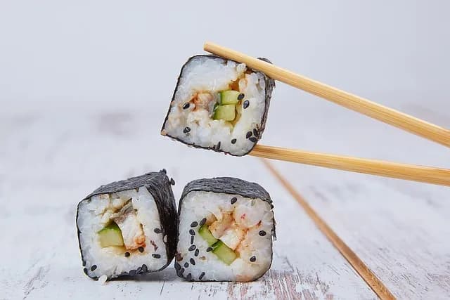 Ile waży sushi? Zaskakujące różnice w wagach i kaloriach
