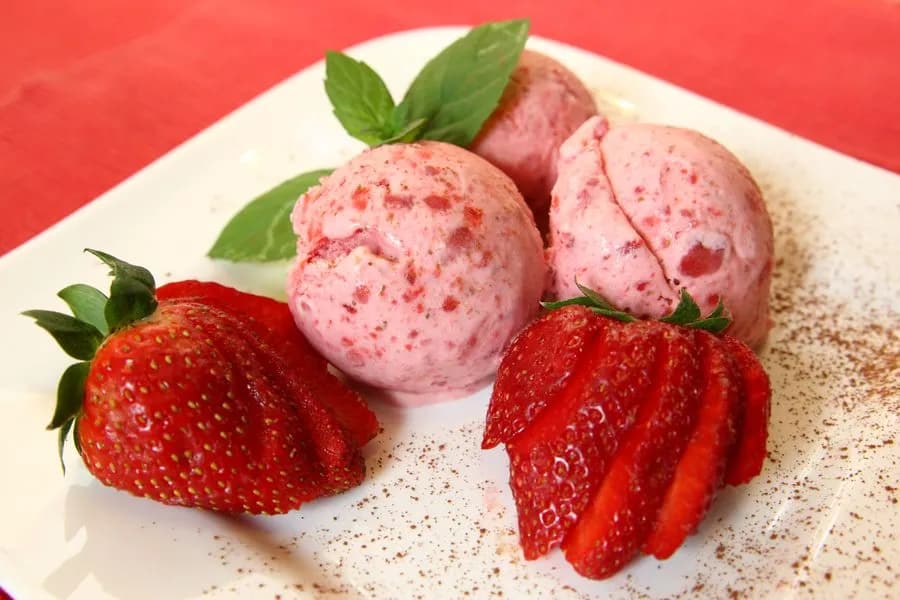Jak zrobić lody z mrożonych truskawek – prosty przepis na smakołyk