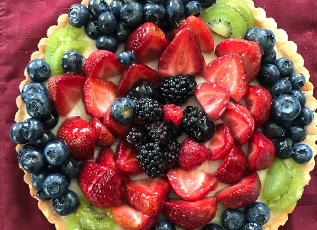 Jak dodać mrożone owoce do tortu, aby uniknąć zakalca i uzyskać smakowity efekt