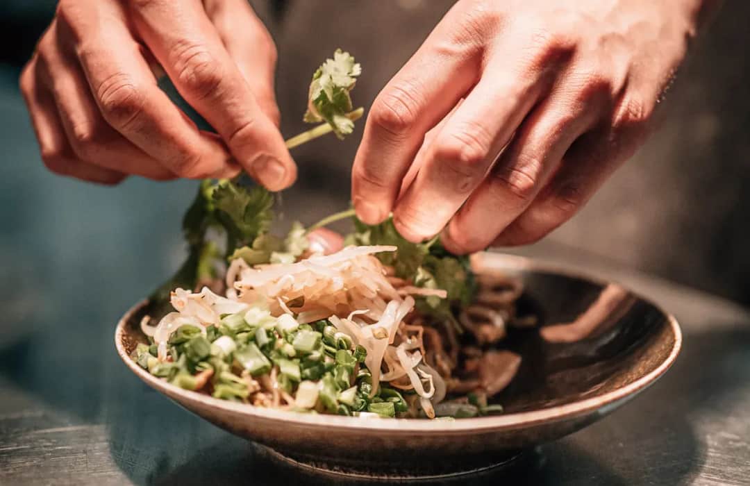 Ile kalorii ma pad thai? Zaskakujące wartości kaloryczne tego dania