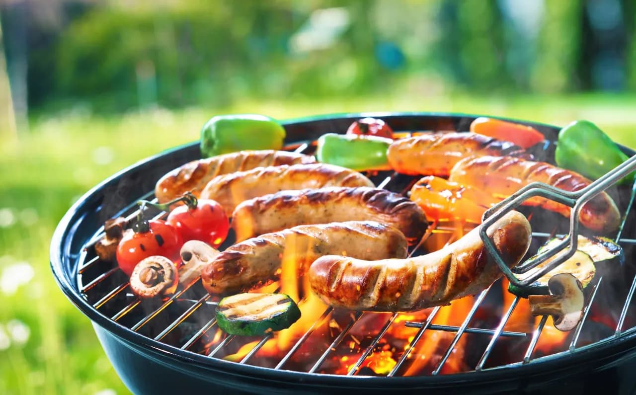 Ile kcal ma kiełbasa z grilla? Sprawdź kaloryczność różnych rodzajów