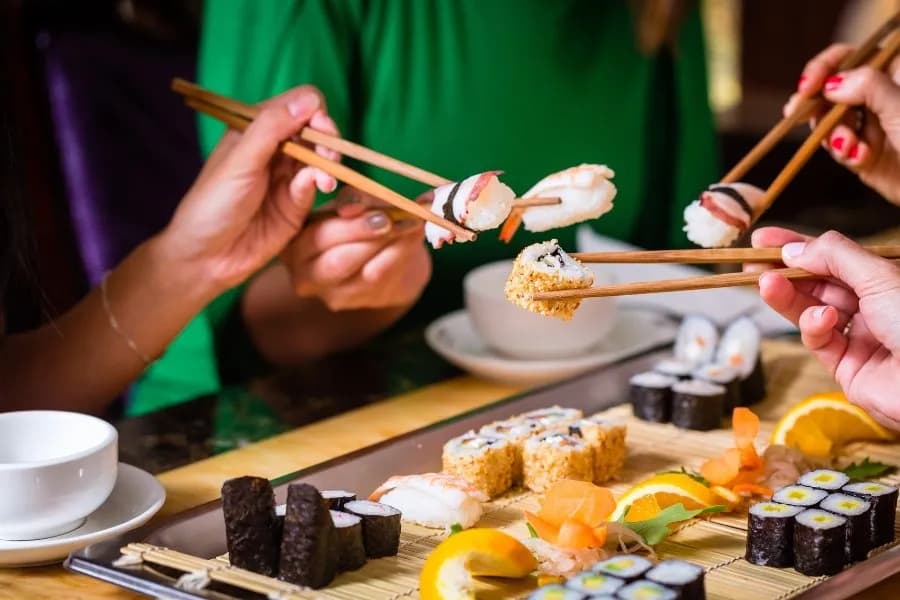 Ile sushi na 2 osoby - idealna porcja, aby nie być głodnym