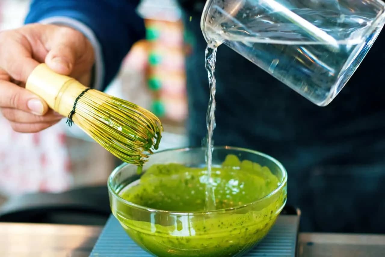 Ile kofeiny ma matcha? Porównanie z kawą i herbatą, które zaskakuje